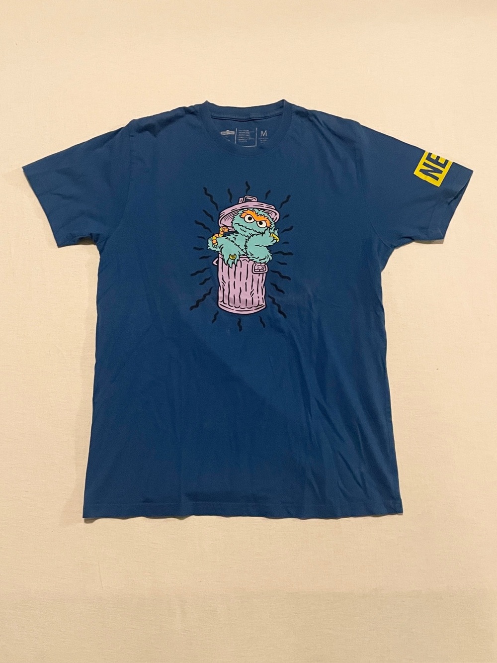 NEFF Sesame Street Oscar the Grouch Trash Can T-Shirt Mens M Blue Yellow Graphic